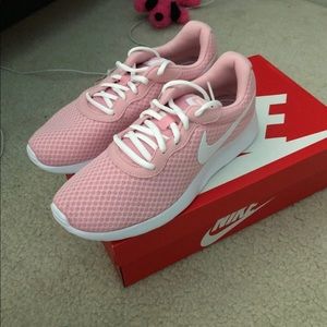 Pink Nike Tanjuns